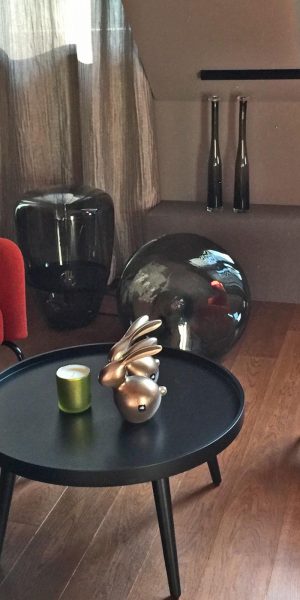 Gemütliche Leseecke mit zwei roten Sesseln und kleinem schwarzen Beistelltisch.